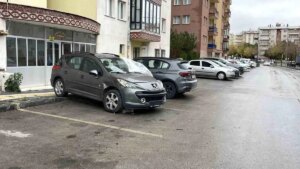 sivasta kontrolden cikan otomobil park halindeki araclara carpti DT12ULWD.jpg